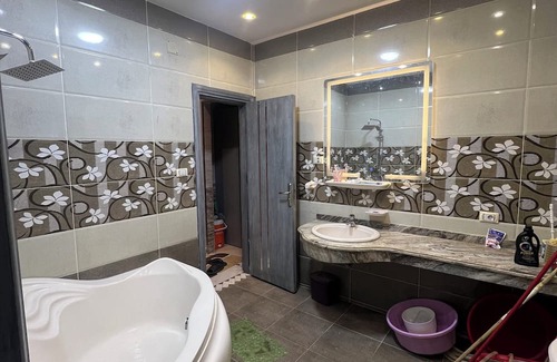 Faisal Haus | Charming 2-bedroom building in Suez Governorate with AC