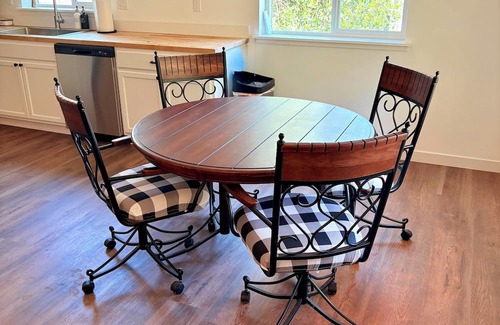 Riggins Haus | Main Street Retreat! Charming 3 Bedroom House in the heart of Riggins!