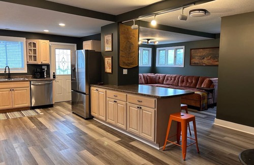 Berlin Haus | Spacious 5BR Retreat - Ride The Wilds Direct from our Driveway!