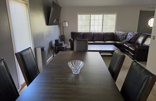 Bellevue Haus | Charming 3-bedroom house with AC, WiFi in welcoming Bellevue