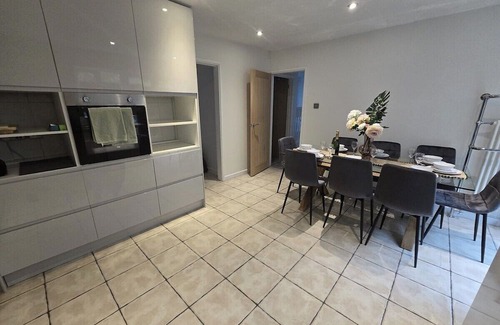 Newport Haus | Horizon House*Sleeps 11*Parking*Groups*Corporates