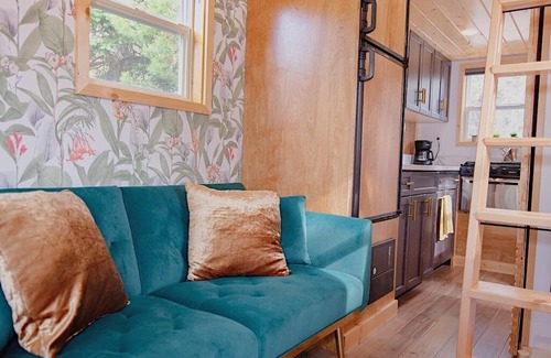 Donnelly Haus | The Evergreen Escape – A Stylish Tiny Haus Tucked in the Trees