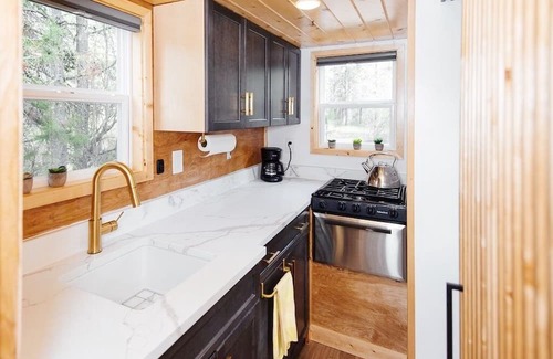 Donnelly Haus | The Evergreen Escape – A Stylish Tiny Haus Tucked in the Trees