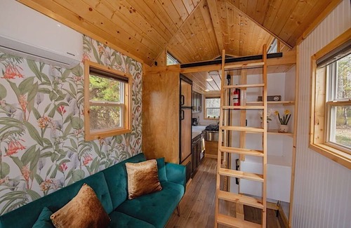 Donnelly Haus | The Evergreen Escape – A Stylish Tiny Haus Tucked in the Trees