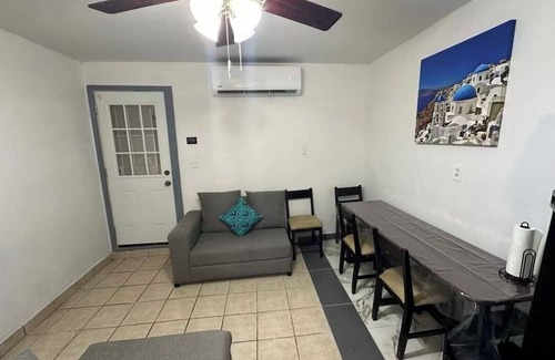 Bonanza Wohnung | Charming 2-bedroom apartment with WiFi, AC in superb Laredo