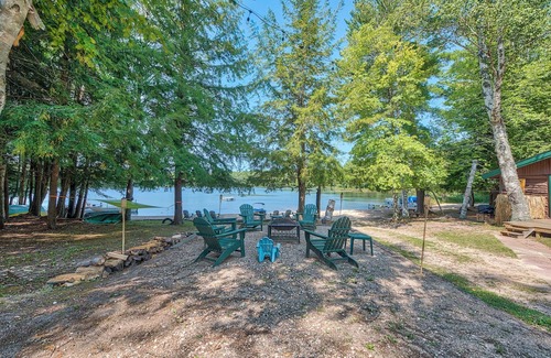 Levering Kabine | Deck + Beach Access: Lakefront Cabin in Levering!