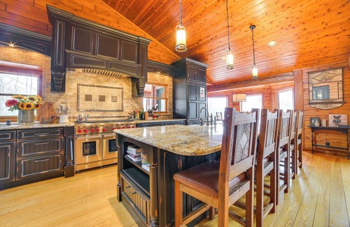 Levering Kabine | Deck + Beach Access: Lakefront Cabin in Levering!