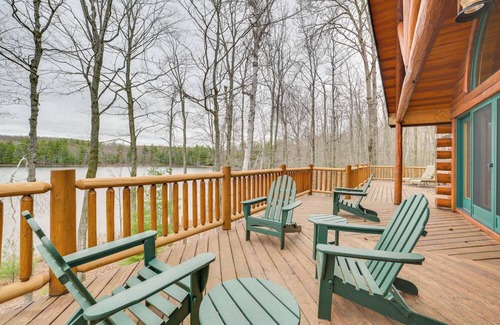 Levering Kabine | Deck + Beach Access: Lakefront Cabin in Levering!