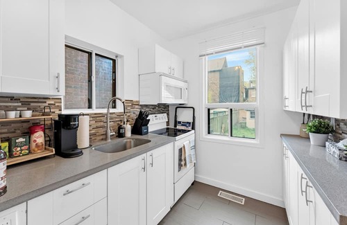 Upper Beaches Haus | Charming 1-bedroom house with AC, 5 mins to the beach, Fast Wifi