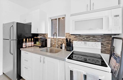 Upper Beaches Haus | Charming 1-bedroom house with AC, 5 mins to the beach, Fast Wifi