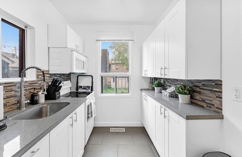 Upper Beaches Haus | Charming 1-bedroom house with AC, 5 mins to the beach, Fast Wifi