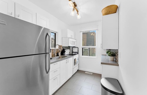 Upper Beaches Haus | Charming 1-bedroom house with AC, 5 mins to the beach, Fast Wifi