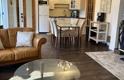 Cressy Wohnung | Welcome to Sunset View – Your Lakeside Retreat in Prince Edward County