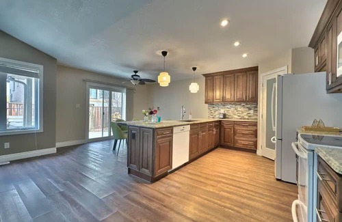 Grand Bend Haus | Walk to Grand Bend Main Beach | Sleeps 8 | Family Friendly | Heart of Grand Bend
