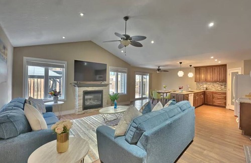 Grand Bend Haus | Walk to Grand Bend Main Beach | Sleeps 8 | Family Friendly | Heart of Grand Bend