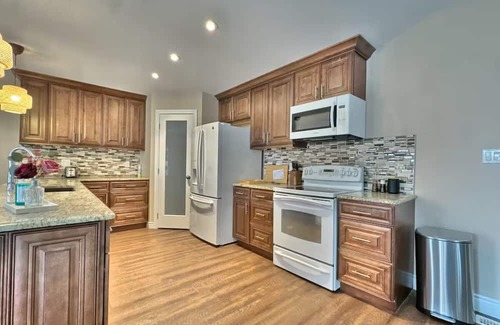 Grand Bend Haus | Walk to Grand Bend Main Beach | Sleeps 8 | Family Friendly | Heart of Grand Bend