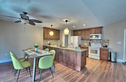 Grand Bend Haus | Walk to Grand Bend Main Beach | Sleeps 8 | Family Friendly | Heart of Grand Bend