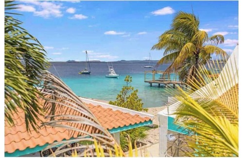 Playa Haus | Beautiful Charming Beachhouse Prime location walking distance to restaurants