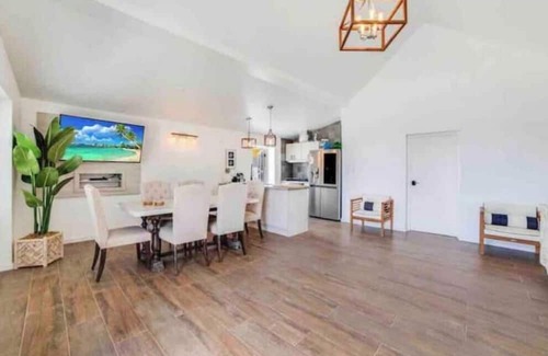 Playa Haus | Beautiful Charming Beachhouse Prime location walking distance to restaurants