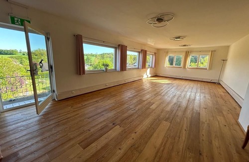 Flammersfeld Haus | 2-bed room Walnut with bathroom "on suite" - Guest and seminar house Mensch und