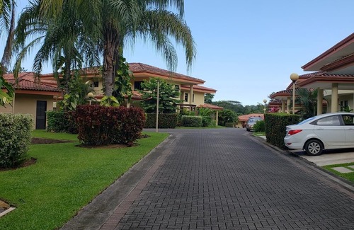 Tarcoles Haus | Cozy updated 2-bedroom house in a quiet neighborhood 10 mins from the beach!