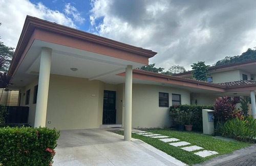 Tarcoles Haus | Cozy updated 2-bedroom house in a quiet neighborhood 10 mins from the beach!