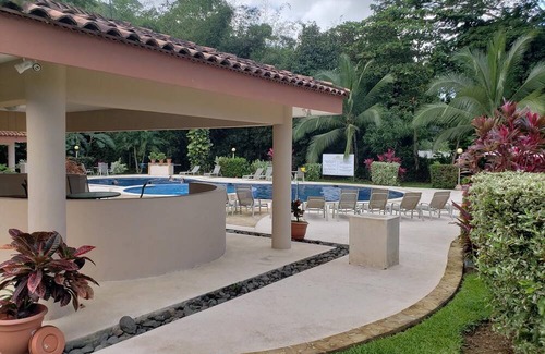 Tarcoles Haus | Cozy updated 2-bedroom house in a quiet neighborhood 10 mins from the beach!