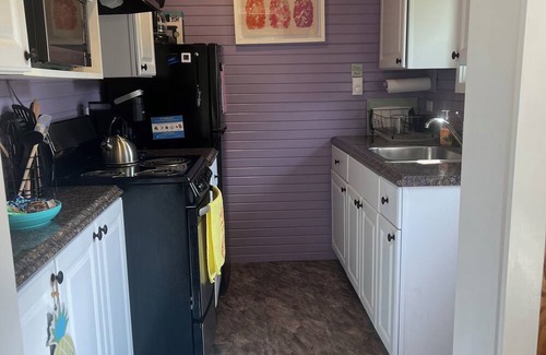 Edinboro Hütte | Quaint Lakeside Cottage in Edinboro just steps from the lake!