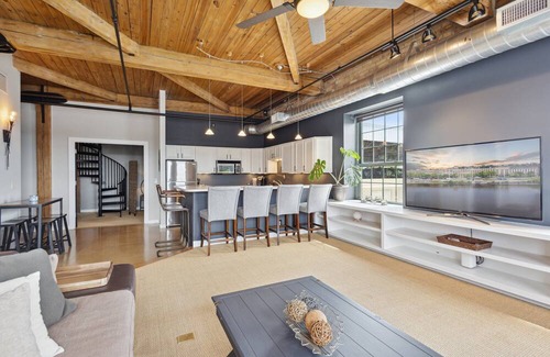 Grand Rapids Eigentumswohnung | Beautiful 2-bedroom condo overlooking downtown Grand Rapids with rooftop deck.