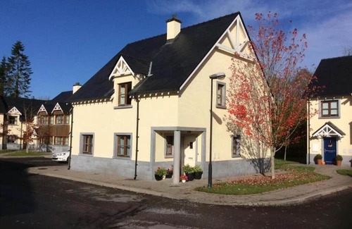 Ballyfarnon Haus | Kilronan Castle 4 Bedroom House on the Castle Grounds