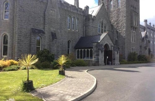 Ballyfarnon Haus | Kilronan Castle 4 Bedroom House on the Castle Grounds