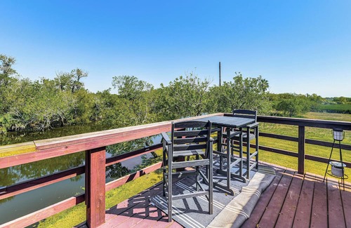 Long Mott Kabine | Bleu Bayou ~ Quiet Waterfront River Retreat w/ Private Dock and Ramp