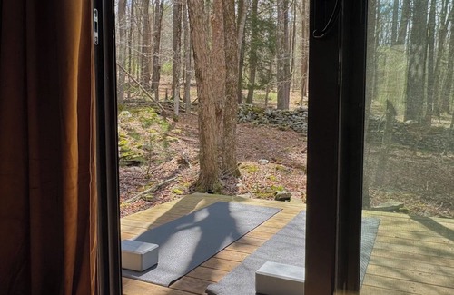 Sparrow Bush Kabine | Cozy cabin on 17 acres of nature, with workspace, yoga deck, bbq and fire pit
