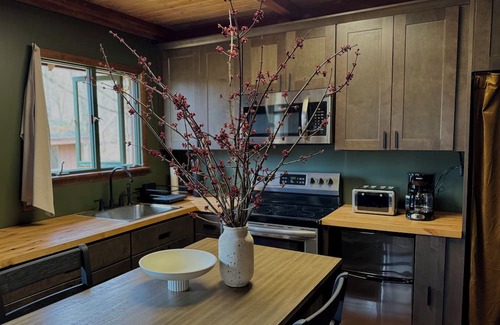 Sparrow Bush Kabine | Cozy cabin on 17 acres of nature, with workspace, yoga deck, bbq and fire pit