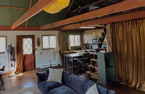 Sparrow Bush Kabine | Cozy cabin on 17 acres of nature, with workspace, yoga deck, bbq and fire pit
