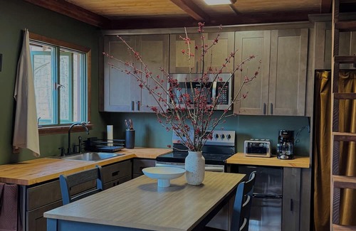 Sparrow Bush Kabine | Cozy cabin on 17 acres of nature, with workspace, yoga deck, bbq and fire pit