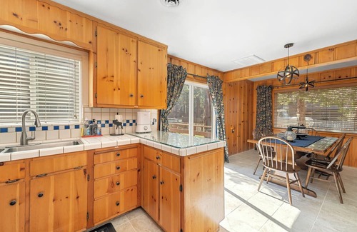 Al Tahoe Kabine | Regan Beach Cabin Retreat: 5BR home 1 block to Regan Beach, Lake Tahoe