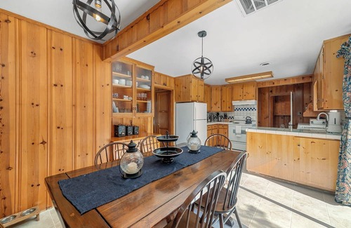 Al Tahoe Kabine | Regan Beach Cabin Retreat: 5BR home 1 block to Regan Beach, Lake Tahoe