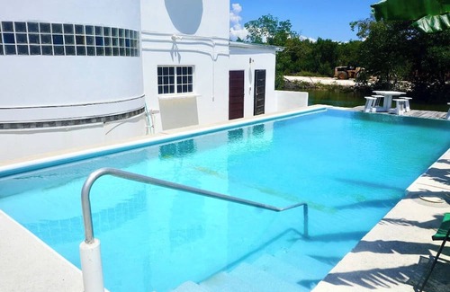 Belize City Wohnung | See Belize SEABREEZE Sea View Studio with Balcony, Pool & Overwater Deck, 2nd FL