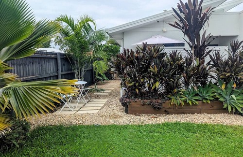 Kewarra Beach Wohnung | Modern retreat in beautiful beach suburb of tropical Far North Qld. Dog-friendly