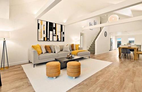 Downtown Wohnung | Central and Lux 2BR Suite with Den and BBQ Sleeps 6