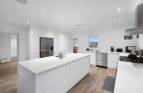 Downtown Wohnung | Central and Lux 2BR Suite with Den and BBQ Sleeps 6