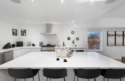 Downtown Wohnung | Central and Lux 2BR Suite with Den and BBQ Sleeps 6