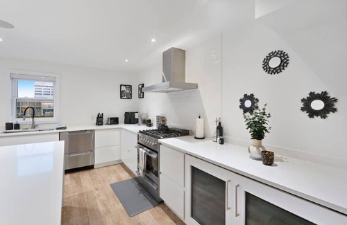 Downtown Wohnung | Central and Lux 2BR Suite with Den and BBQ Sleeps 6