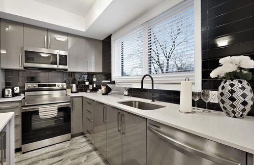 Niagara Falls Wohnung | Stylish 2BR Suite Located 7 Mins From the Falls and Sleeps 6 guests