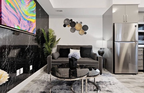 Niagara Falls Wohnung | Stylish 2BR Suite Located 7 Mins From the Falls and Sleeps 6 guests