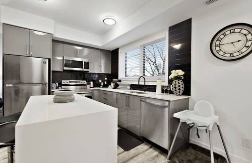 Niagara Falls Wohnung | Stylish 2BR Suite Located 7 Mins From the Falls and Sleeps 6 guests