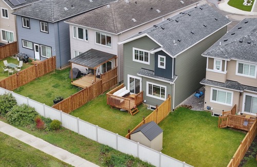 West Edmonton Haus | Luxurious West End Escape close to River cree casino and WEM