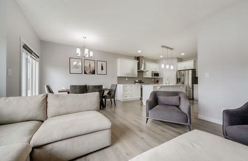 West Edmonton Haus | Luxurious West End Escape close to River cree casino and WEM