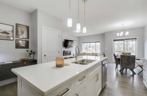 West Edmonton Haus | Luxurious West End Escape close to River cree casino and WEM